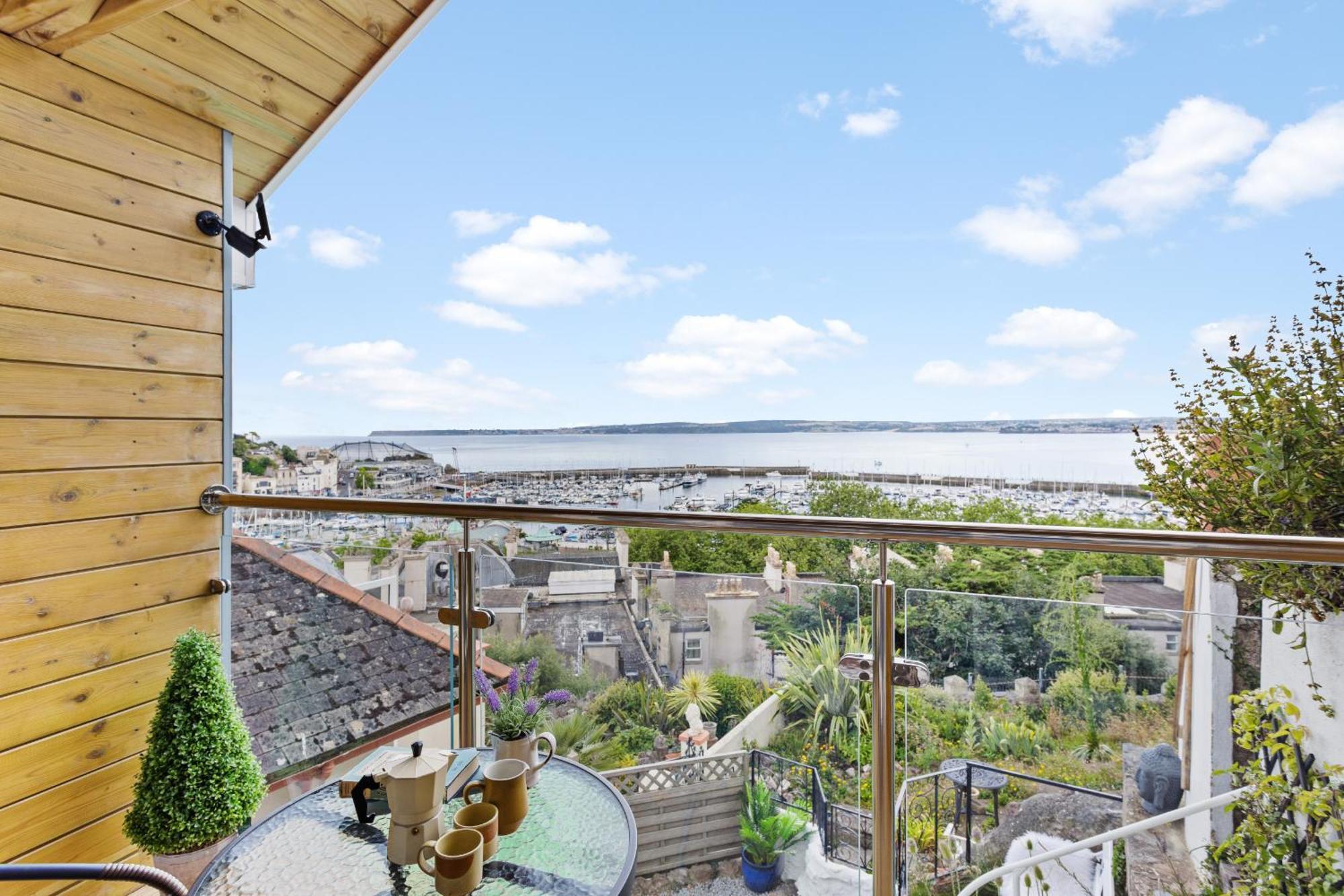The Boathouse - Panoramic Sea View Retreat, Near Town, Marina & Beach, With Parking Torquay